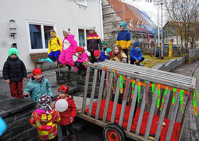 Traditionell wrid der Ortsvorsteher aus Reiselfingen in diese Kiste verfrachtet