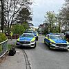 Polizeistreifen halten am Donnerstagmorgen an der Einsatzstelle an der Aachstraße in Oberuhldingen. Ein 28-Jähriger musste unter ...