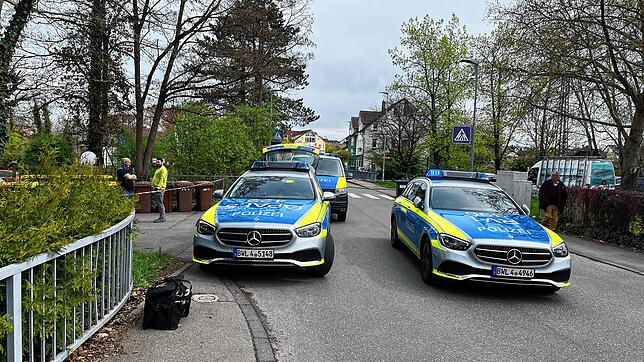 Polizeistreifen halten am Donnerstagmorgen an der Einsatzstelle an der Aachstraße in Oberuhldingen. Ein 28-Jähriger musste unter ...