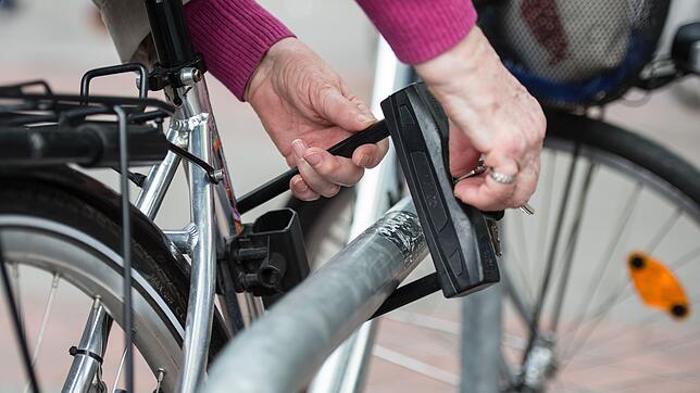 Seit Anfang des Jahres wurden weniger Fahrraddiebstähle gemeldet, wie das Landeskriminalamt Baden-Württemberg mitteilt. (Archivbild)