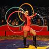Miss Bonita lässt Hula-Hoop-Reifen tanzen.