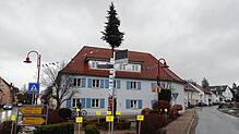 Das ehemalige Rathaus dient seit einigen Jahren dem Narrenverein Wolkenschieber als Domizil. Hier steht nun auch ein besonderer Narrenbaum.