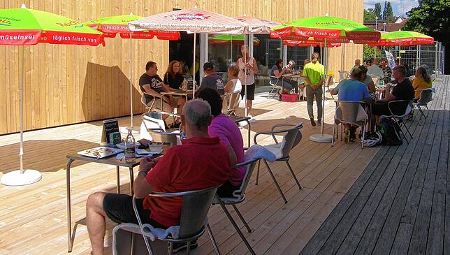 Über die Mittagszeit war vor allem das Bistro gefragt – sowohl auf der Terrasse (im Bild) als auch im Gebäude.