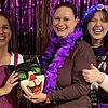 Die beiden Chatzenvertreterinnen Janine Gantert (links) und Sophie Werner (rechts) freuen sich bei der Fasnachtseröffnung die ...