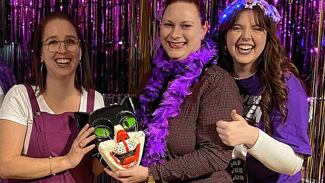 Die beiden Chatzenvertreterinnen Janine Gantert (links) und Sophie Werner (rechts) freuen sich bei der Fasnachtseröffnung die ...