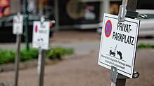 Die ehemaligen Räume der BW-Bank in Donaueschingen stehen leer. Doch Vorsicht: Wer deshalb denkt, die Parkplätze können genutzt werden, ...