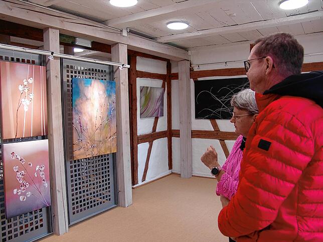 Christel und Wolfgang Späth genießen den Besuch von Karin Gommeringers Ausstellung. An den Werken links gefällt ihnen die zeitlose ...