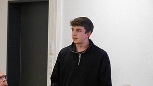 Jonas Steeb, der neue Schulsozialarbeiter an der Auentalschule, stellt sich dem Sauldorfer Gemeinderat vor. Bild: Heinrich Sturm