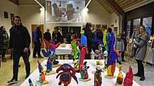 Die Kreativität der Schüler der Kunst AG überrascht so manchen Besucher. Auch hier gab es Informationen zum Angebot des Kollegs. Bild: ...