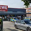 Am Montagvormittag, 8. September, fahren drei Einsatzwägen der Polizei und ein Rettungswagen mit Blaulicht zum Rewe in der ...