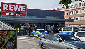 Am Montagvormittag, 8. September, fahren drei Einsatzwägen der Polizei und ein Rettungswagen mit Blaulicht zum Rewe in der ...
