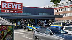 Am Montagvormittag, 8. September, fahren drei Einsatzwägen der Polizei und ein Rettungswagen mit Blaulicht zum Rewe in der ...
