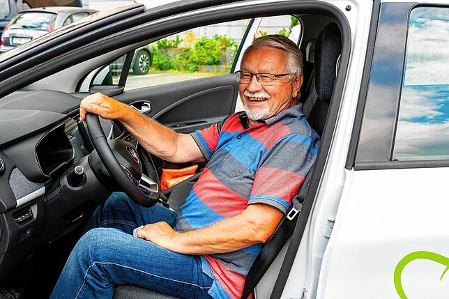 Winfried Lütgens hat bisher noch nie ein E-Auto gefahren, war aber nach seiner Probefahrt gleich von den Fahreigenschaften begeistert.