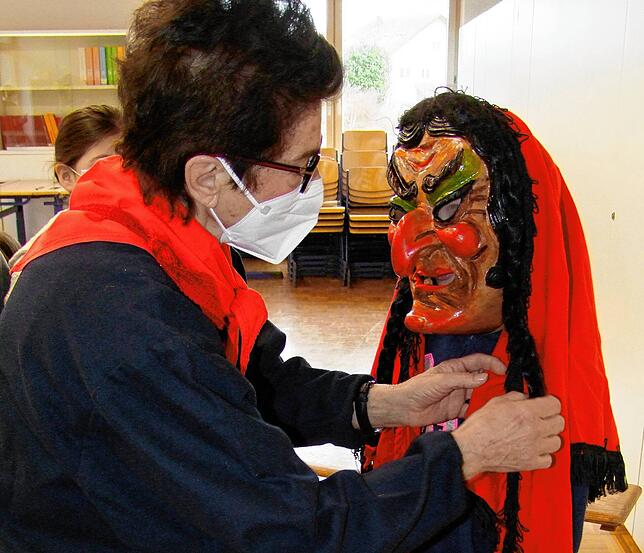 Krumme Nase, Wackelzähne, vorgeschobenes Kinn und blitzende Augen: Hinter der Hexenmaske kann man sich gut verstecken.