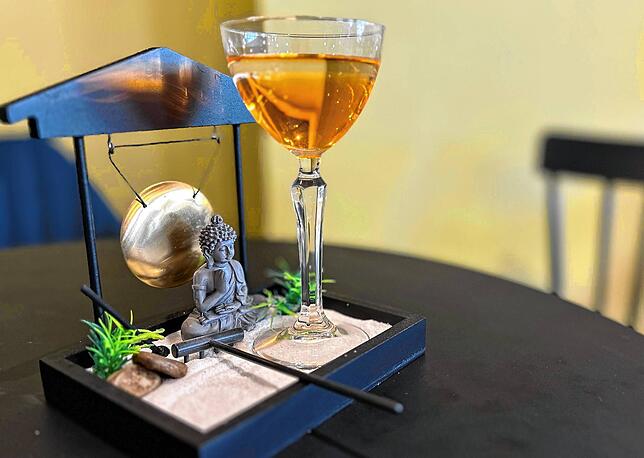 Ein Drink im Zen-Gärtchen. Der Sand ist echt. Wer mag, kann hier zur Entspannung mit der Harke Linien ziehen.