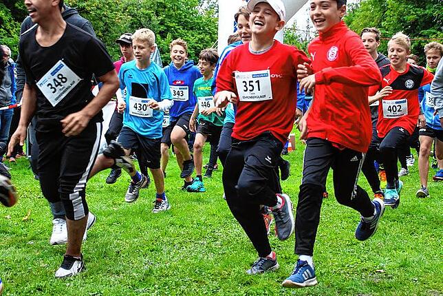 Spaß an der Bewegung haben beim Turnverein Markdorf nicht nur die Jungen, wie hier beim Gehrenberglauf. Der Verein verbindet Groß und Klein.