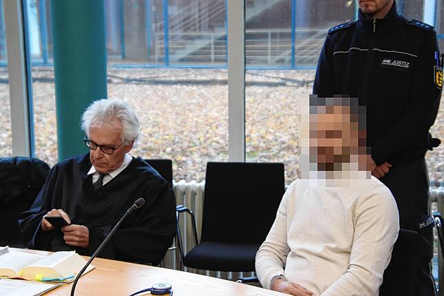 Der ältere der beiden Brüder benötigte viel Zeit und Zuspruch von seinem Verteidiger Hartung Schreiber, um am Ende noch sein Geständnis ...