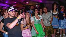 Bild : Was für eine Fete! Musikkapelle Mundelfingen versetzt das Publikum zum Jubiläumsstart in Feierlaune