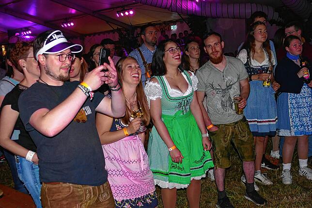 Bild 1: Was für eine Fete! Musikkapelle Mundelfingen versetzt das Publikum zum Jubiläumsstart in Feierlaune
