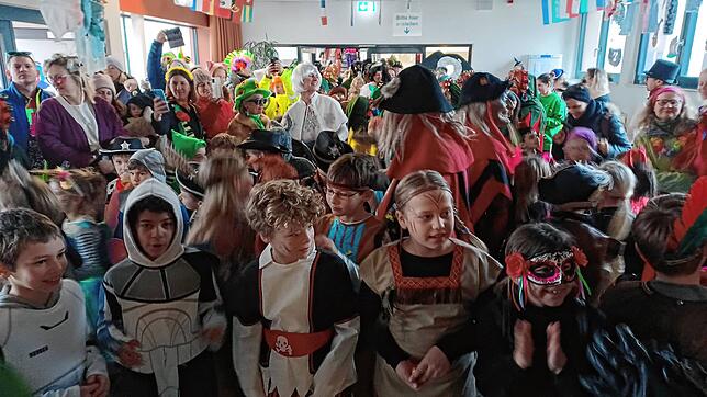 In der Schule in Kluftern wurde ausgelassen der Start in den Schmotzigen Dunschtig gefeiert.