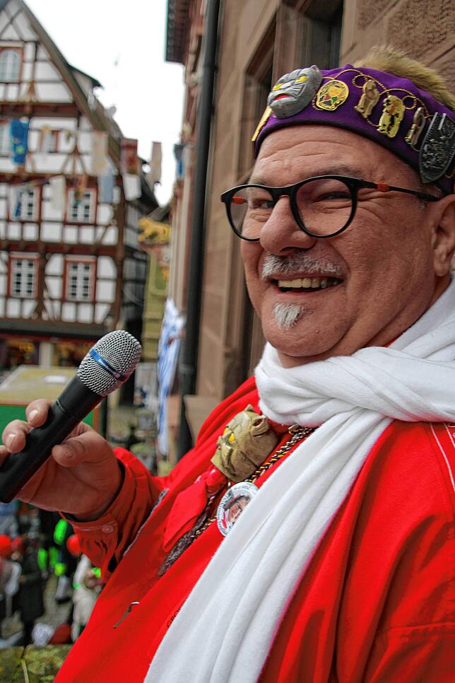 Martin Birk von der Meßkircher Katzenzunft moderiert den Umzug.