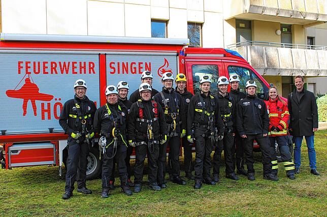 Die Männer der Höhenrettung der Feuerwehr Singen vor dem neuen Einsatzwagen. Ganz rechts: der Vorstand und zukünftige Geschäftsführer ...
