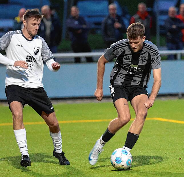 Zweifacher Torschütze: Timo Keslinke (rechts, gegen Sandro Eckert) legte die Basis zum 5:2–Erfolg des FC Hochrhein beim SV Eschbach.
