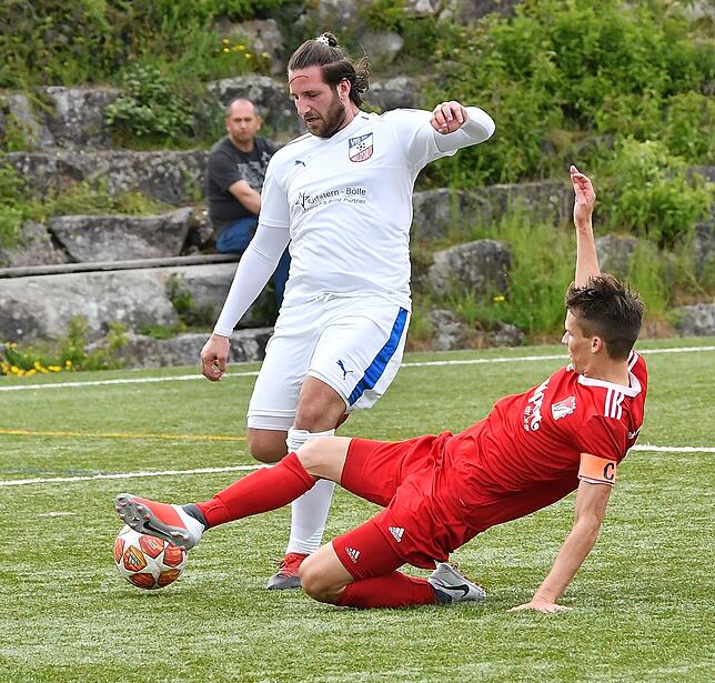 Ligaverbleib geschafft: Edmond Bektasi (links, gegen Weilheims Patrick Merz) traf zum 2:0 für den VfB Waldshut beim 3:0-Sieg gegen den ...