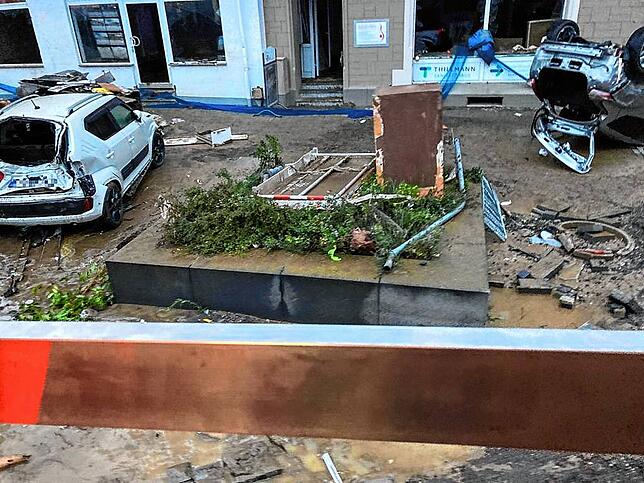 Zerstörung überall: Mit einem Lastwagen fahren die Helfer die letzten Meter bis zum Krankenhaus von Ahrweiler. Mit einem normalen ...