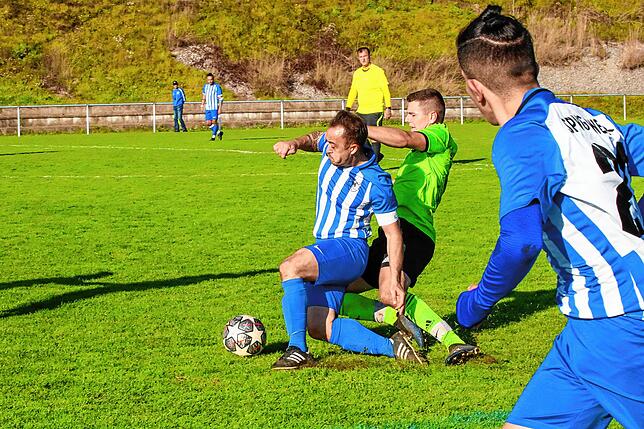 Bild 8: SV Karsau verteidigt die Tabellenspitze durch einen 4:2-Erfolg gegen Verfolger Spvgg. Wehr