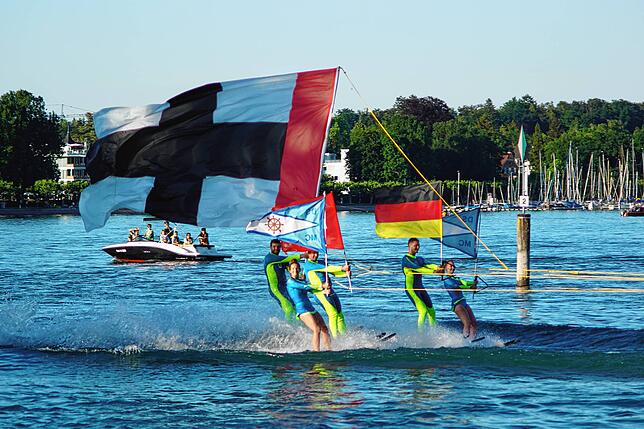 Die Wasserski-Show des Deutsch-Schweizerischen Motorboot-Clubs (DSMC) vor dem Konstanzer Stadtgarten begeistert immer wieder aufs Neue ...
