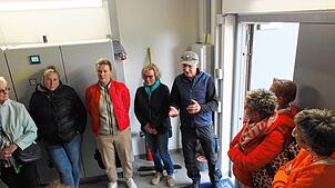 Mit großem Interesse verfolgen die Frauen die Erläuterungen von Wassermeister Reiner Schütz und Bürgermeister Martin Ragg zur Technik im ...