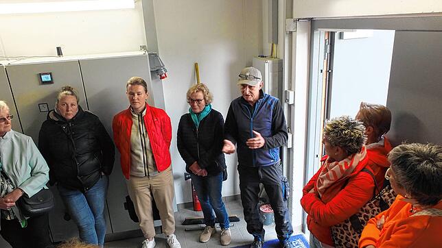 Mit großem Interesse verfolgen die Frauen die Erläuterungen von Wassermeister Reiner Schütz und Bürgermeister Martin Ragg zur Technik im ...