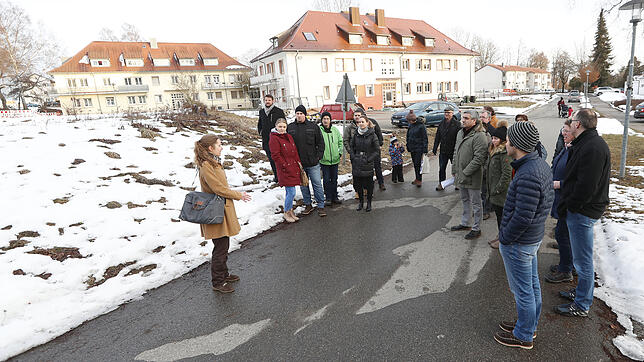 Großes Interesse herrscht bei der Bauplatzschau des Koversionsgelände, hier die Bauplätze im Buchenweg (links). Während der ...