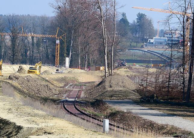 Bild 10: Riesenbaustelle B&nbsp;31-neu: Die neue Bahnbrücke steht
