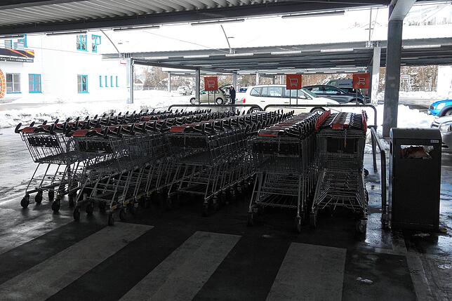 Kaufland in Nußdorf hält an mehreren Stellen Einkaufswagen bereit. Probleme mit zu vielen Kunden gab es in dem großen Supermarkt bisher ...