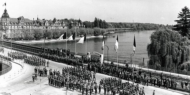 Parade der Franzosen auf der Rheinbrücke im Jahr 1945. Im Hintergrund ist die Seestraße zu sehen, die damals noch als Adolf Hitler-Ufer ...