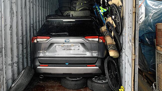 Einsatzkräfte des schweizerischen Bundesamts für Zoll und Grenzsicherheit (BAZG) entdecken bei Kontrollen 24 gestohlene Autos.