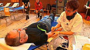 Zur 61. Blutspende ist Lothar Haas in die Tennenbronner Festhalle gekommen. Barbara Staiger setzt die Entnahmekanüle am Arm. Bild: ...