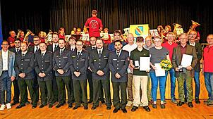 Eine besonders große Abteilung bei den Geehrten beim Ehrungsabend der Stadt Vöhrenbach sind die Ausbilder der Jugendfeuerwehr (links). ...