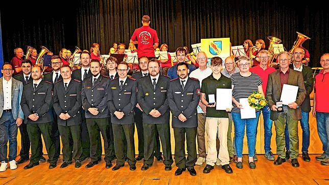 Eine besonders große Abteilung bei den Geehrten beim Ehrungsabend der Stadt Vöhrenbach sind die Ausbilder der Jugendfeuerwehr (links). ...