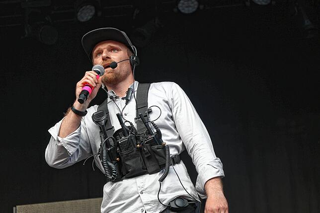 Bild 27: Hier spielt die Musik! Fans tanzen vor den Bühnen beim Campus-Festival 2025