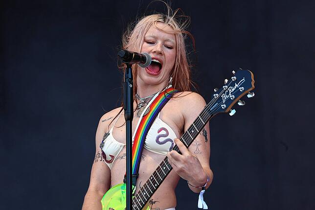 Bild 9: Southside Festival 2025: Der Auftritt von Wet Leg in Bildern