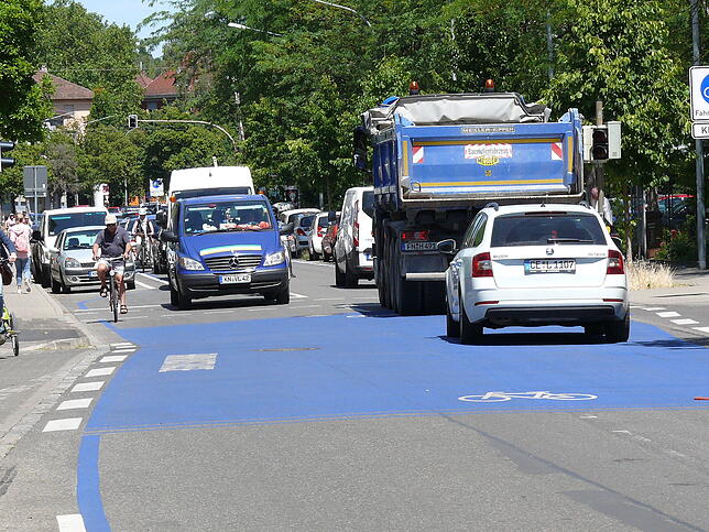 Schwerlastverkehr in der Jahnstraße während der Umleitungsphase – dafür ist eine Radstraße eigentlich nicht gedacht.