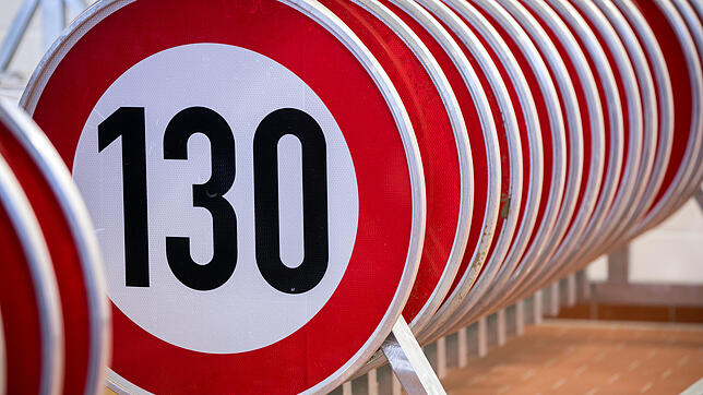 Alles bereit: Verkehrsschilder für eine Höchstgeschwindigkeit 130 stehen in einer Lagerhalle der Autobahnmeisterei in ...
