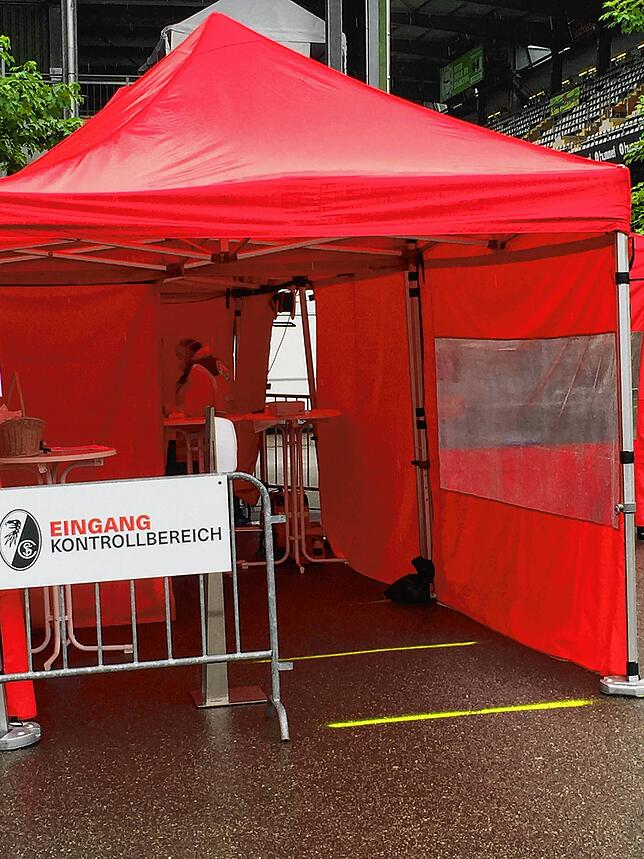 Bild 3: Gespenstische Stille: Wie erlebt man ein Geisterspiel im Stadion? Unser Sportchef Ralf Mittmann war in Freiburg vor Ort