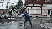 Hier ist der erforderliche Abstand automatisch gegeben: Wolfgang Haas, Narrenvater der Hennenschlitter, lässt die Karbatsche knallen.