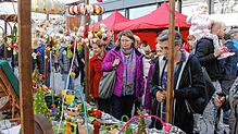 Eine Szene vom Martinimarkt im Jahr 2018: Die Stände bieten eine bunte Palette an regionalen Produkten und selbst gefertigten Artikeln. ...