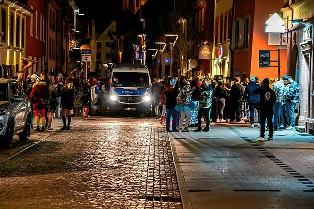 Die Polizei fährt mit dem Streifenwagen durch die Färberstraße.