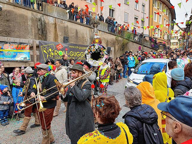 Dem E-Car voraus gehen im Umzug die Roli-Guggers durch die von zahlreichen ZUschauern gesäumten Straßen der Altstadt.